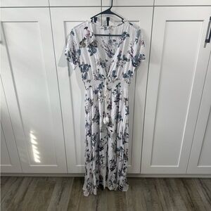 Chic Floral Maxi Dress in White and Blue
